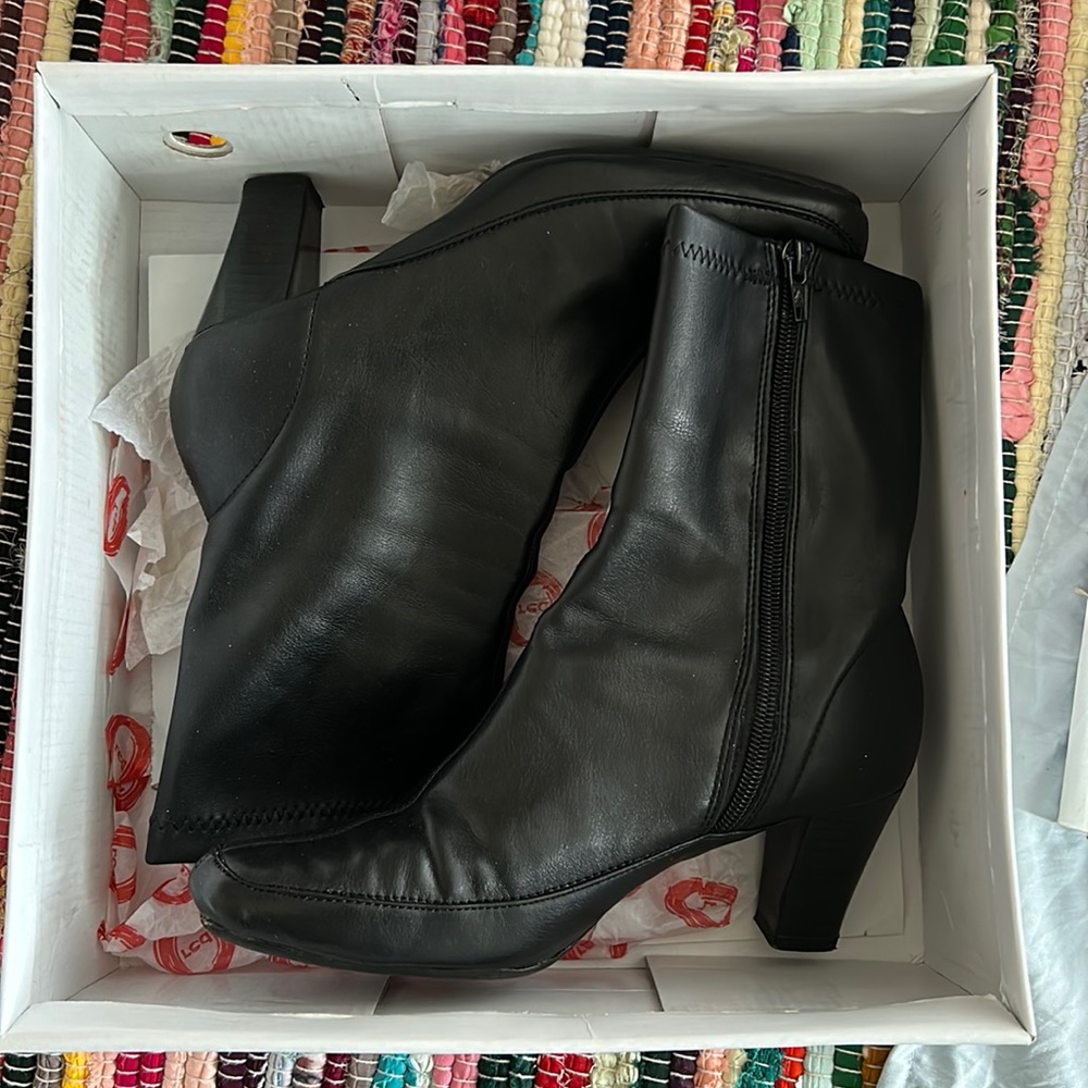Boots ankle almost new used 2x size 6 nice pair